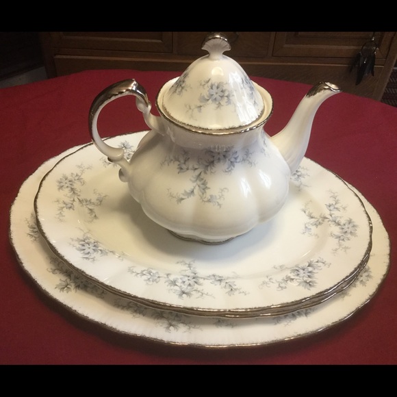 Paragon, Brides Choice, Fine Bone China Dinnerware - Picture 3 of 8